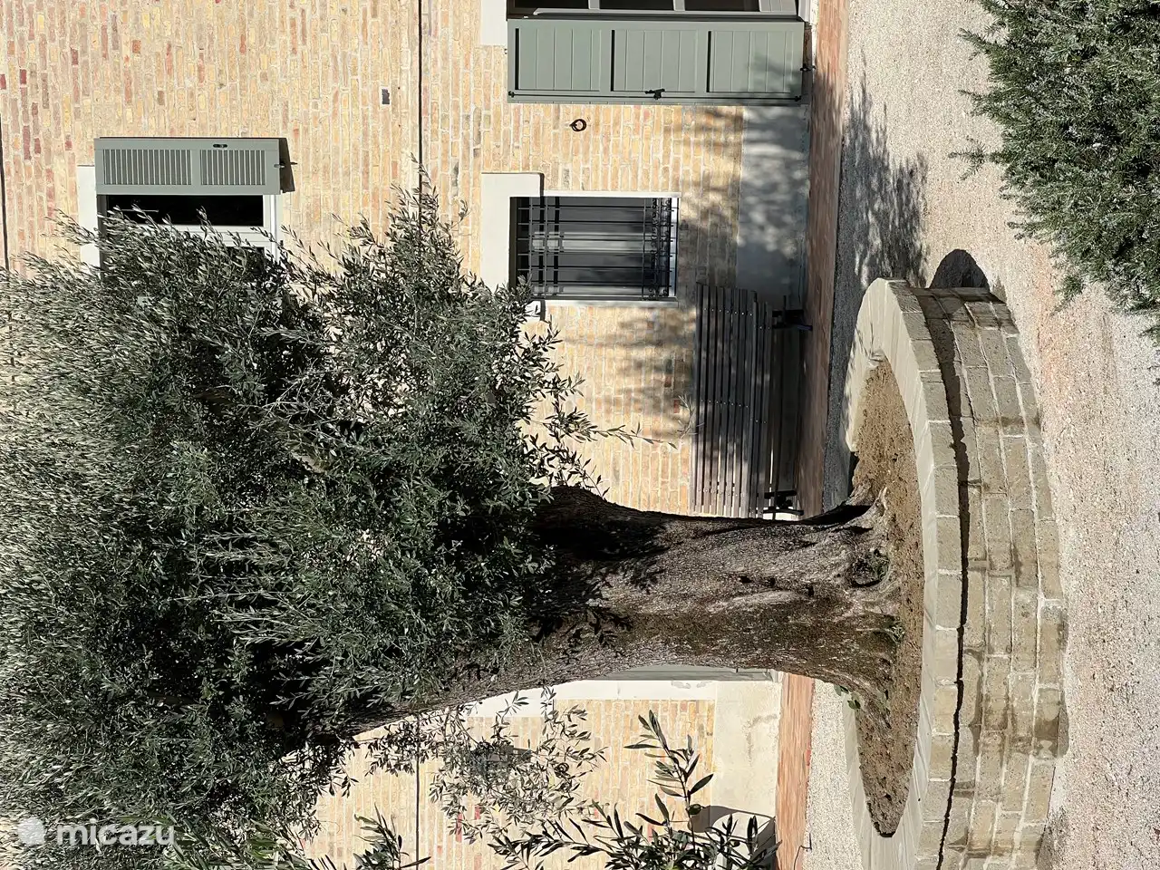 Sitzgelegenheit vor dem Haus