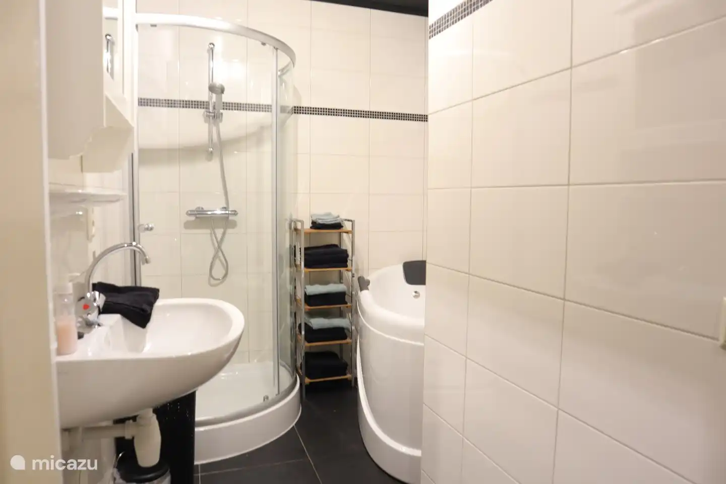 Moderne Sanitäranlagen mit Duschkabine und Whirlpool!