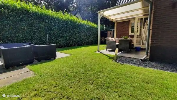 Selbst im Hinterhof wähnt man sich noch im Wald.