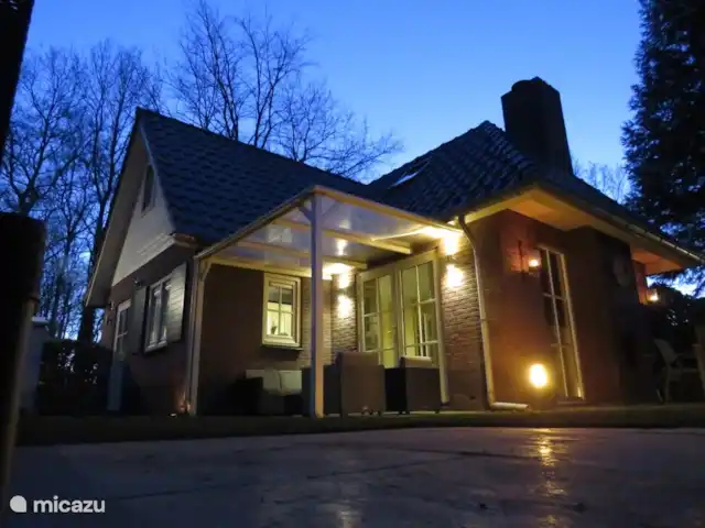 Casa Boschlust en Países Bajos, Güeldres, Hulshorst (Veluwemeer) - bungaló Por las noches también es agradable relajarse bajo la terraza. Te imaginas en el bosque.