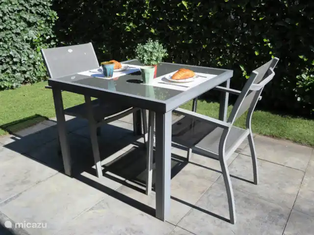 Casa Boschlust en Países Bajos, Güeldres, Hulshorst (Veluwemeer) - bungaló Un desayuno en el jardín con el sonido de varios pájaros en el bosque que te rodea.