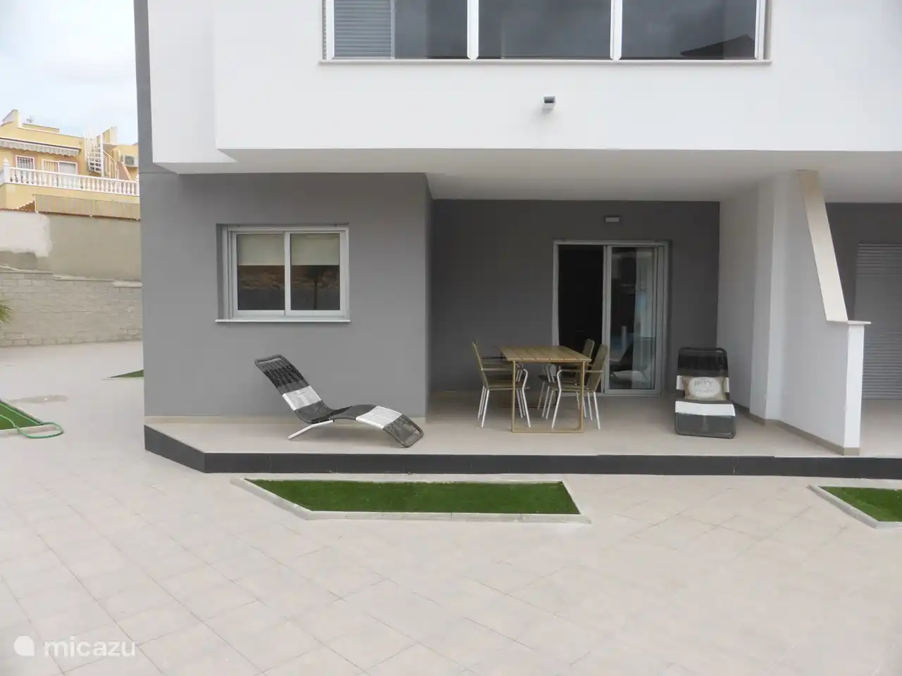 Encore plus d'espace à côté de la terrasse.