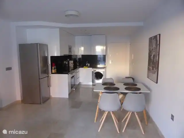 Vue de la cuisine complète de la salle à manger.