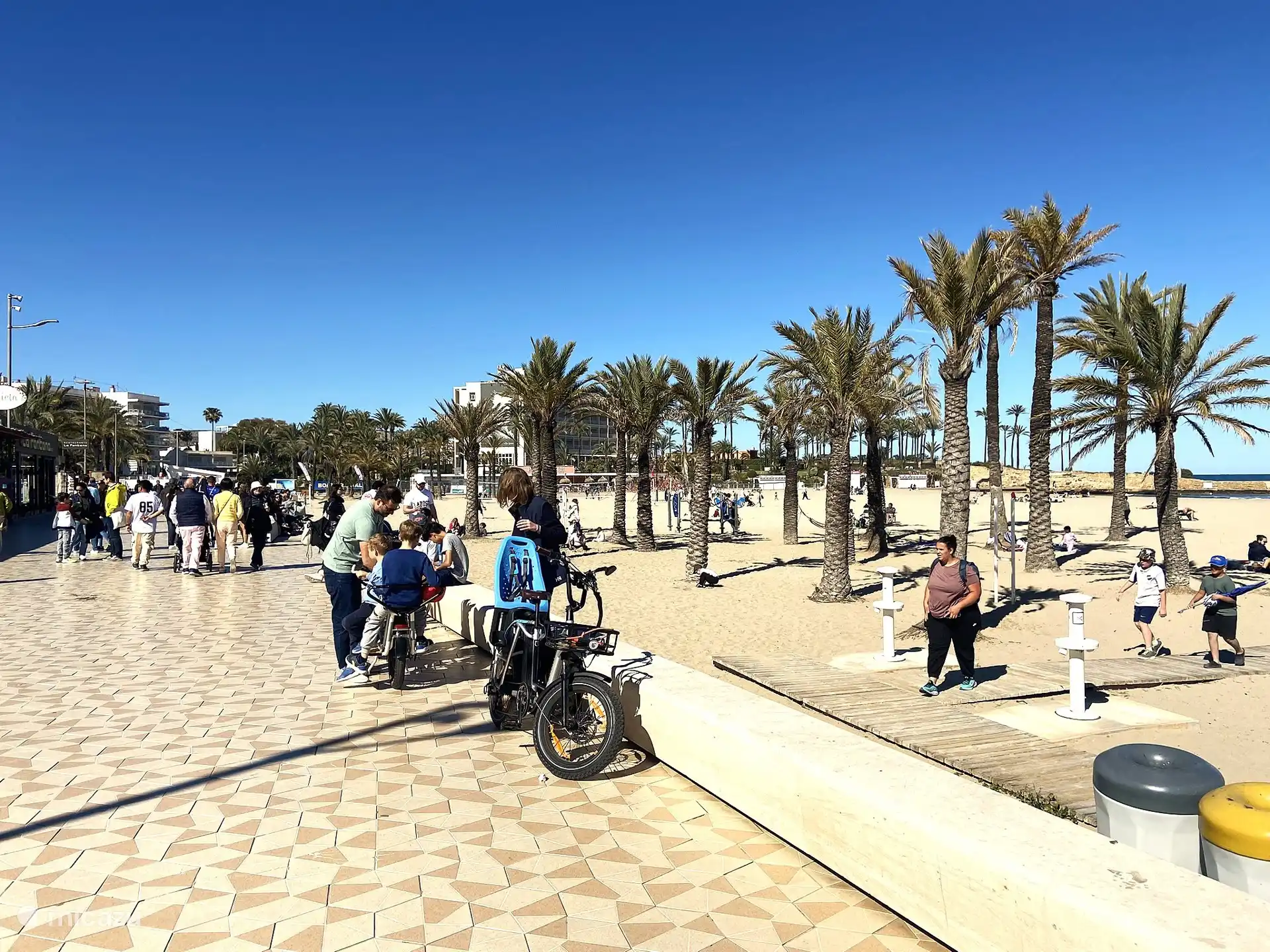 Gemütlicher Boulevard mit netten Restaurants, Cafés, Ständen und einem großen Strand mit Betten und Toiletten in der Saison. Foto: April 2025.