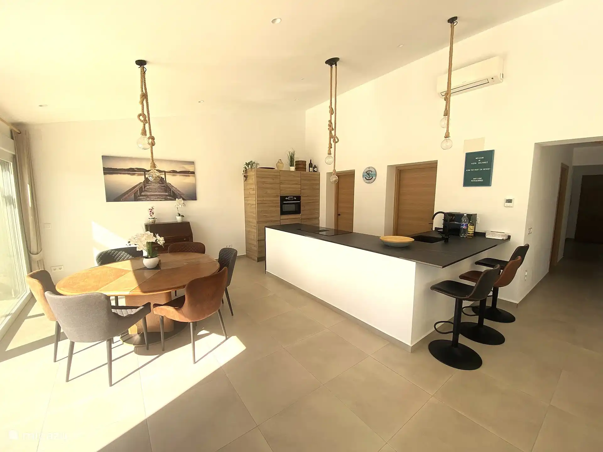 Die Küche ist ausgestattet mit einer Osmose-Trinkwasseranlage, Kühlschrank mit Gefrierfach, Café-Maschine, Induktionskochfeld mit Dunstabzug, großem Backofen / Mikrowelle, Geschirrspüler.