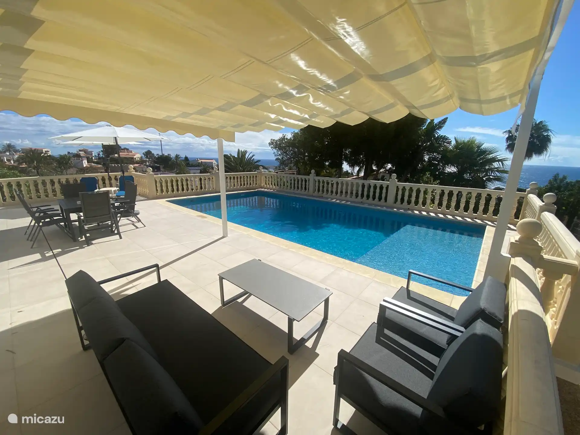 Genießen Sie die großzügige Terrasse mit freiem Meerblick. Jetzt ausgestattet mit einem bequemen Lounge-Set und einem 20 m2 großen Schattentuch, das Sie leicht zuschieben/öffnen können.