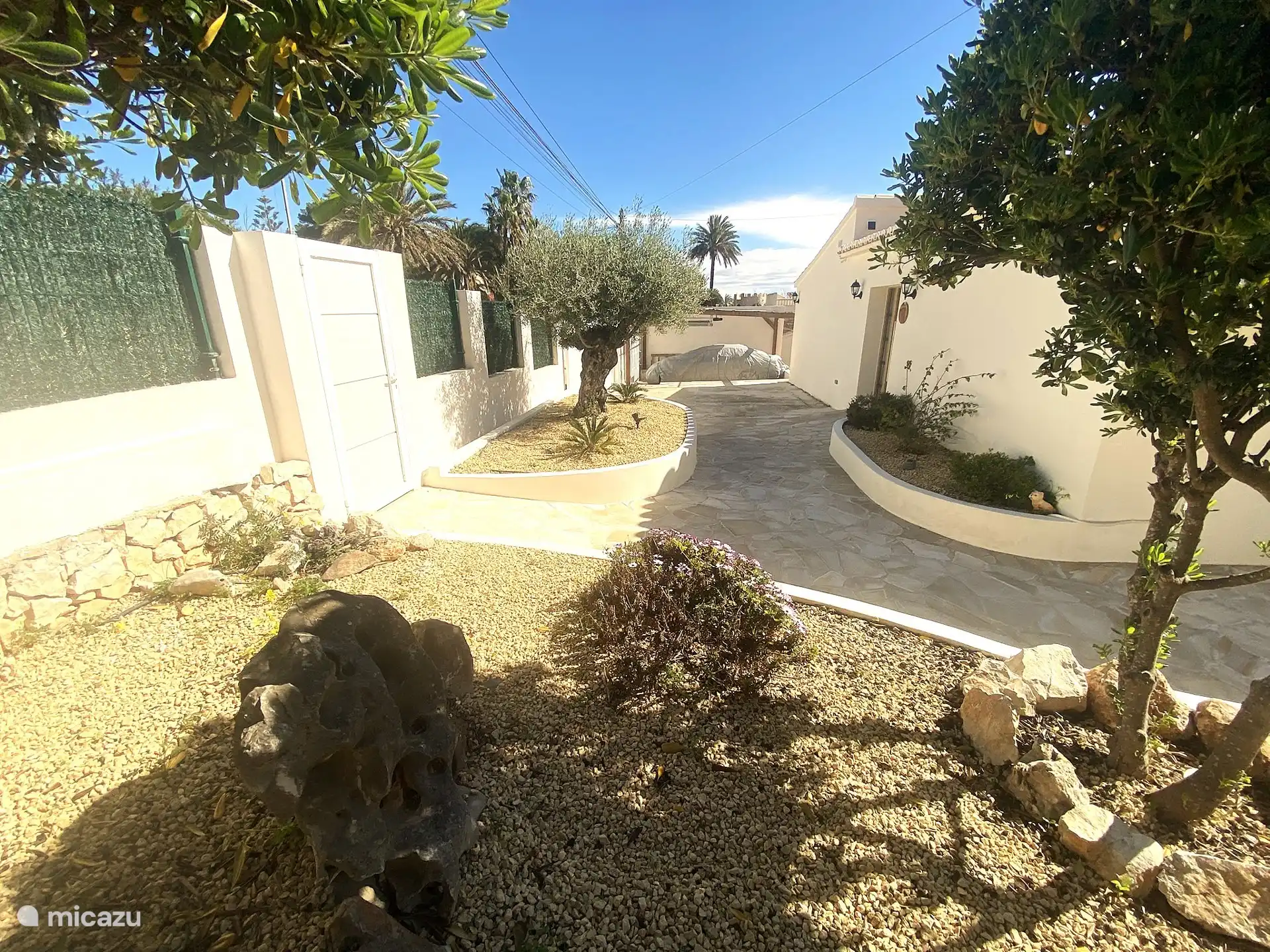 Geschlossenes Grundstück mit Platz für 2 Autos. Ideal für Kinder und/oder einen Hund.