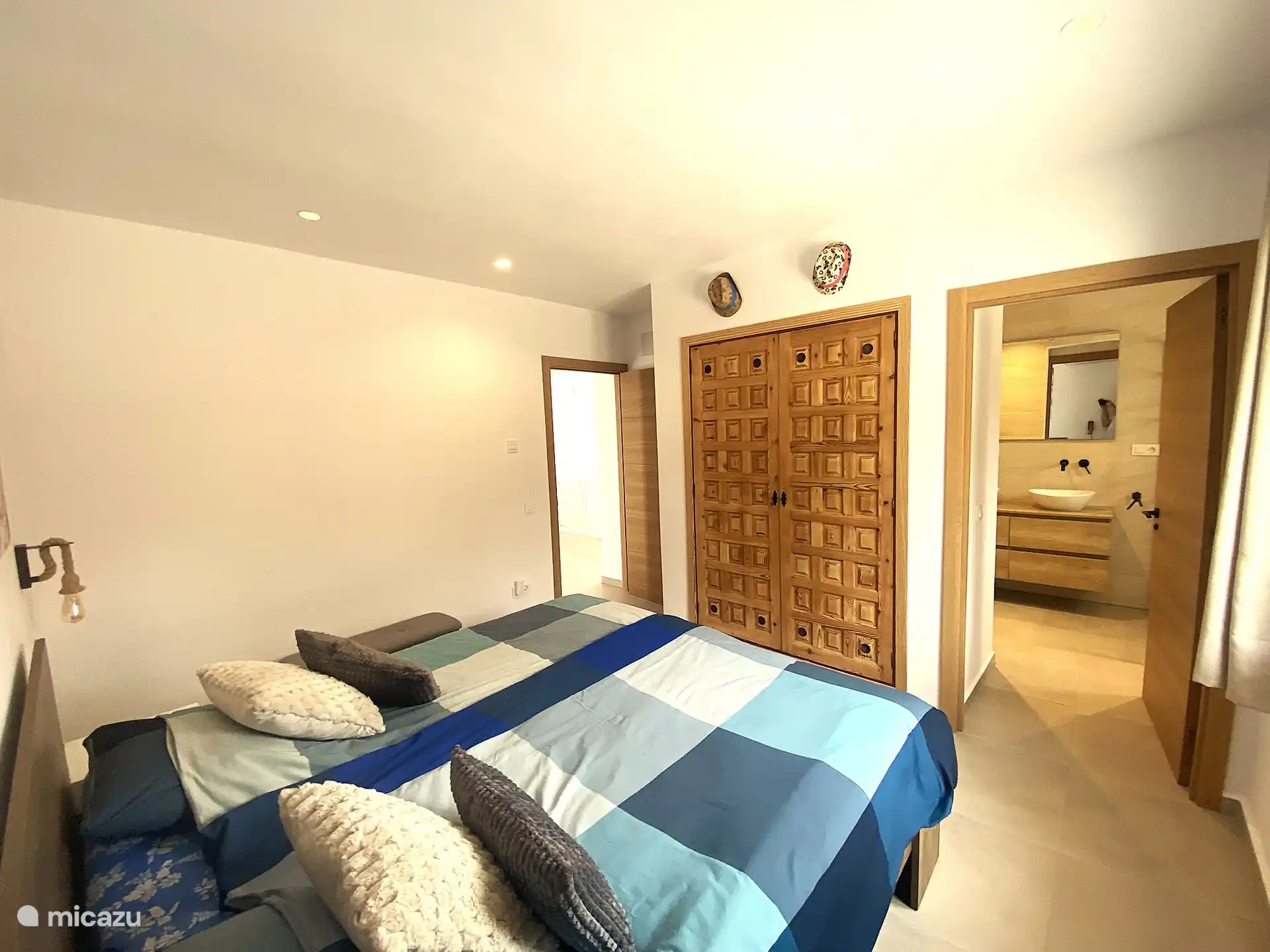 Schlafzimmer 2: mit eigenem Bad mit Doppelwaschbecken, WC und Regendusche.