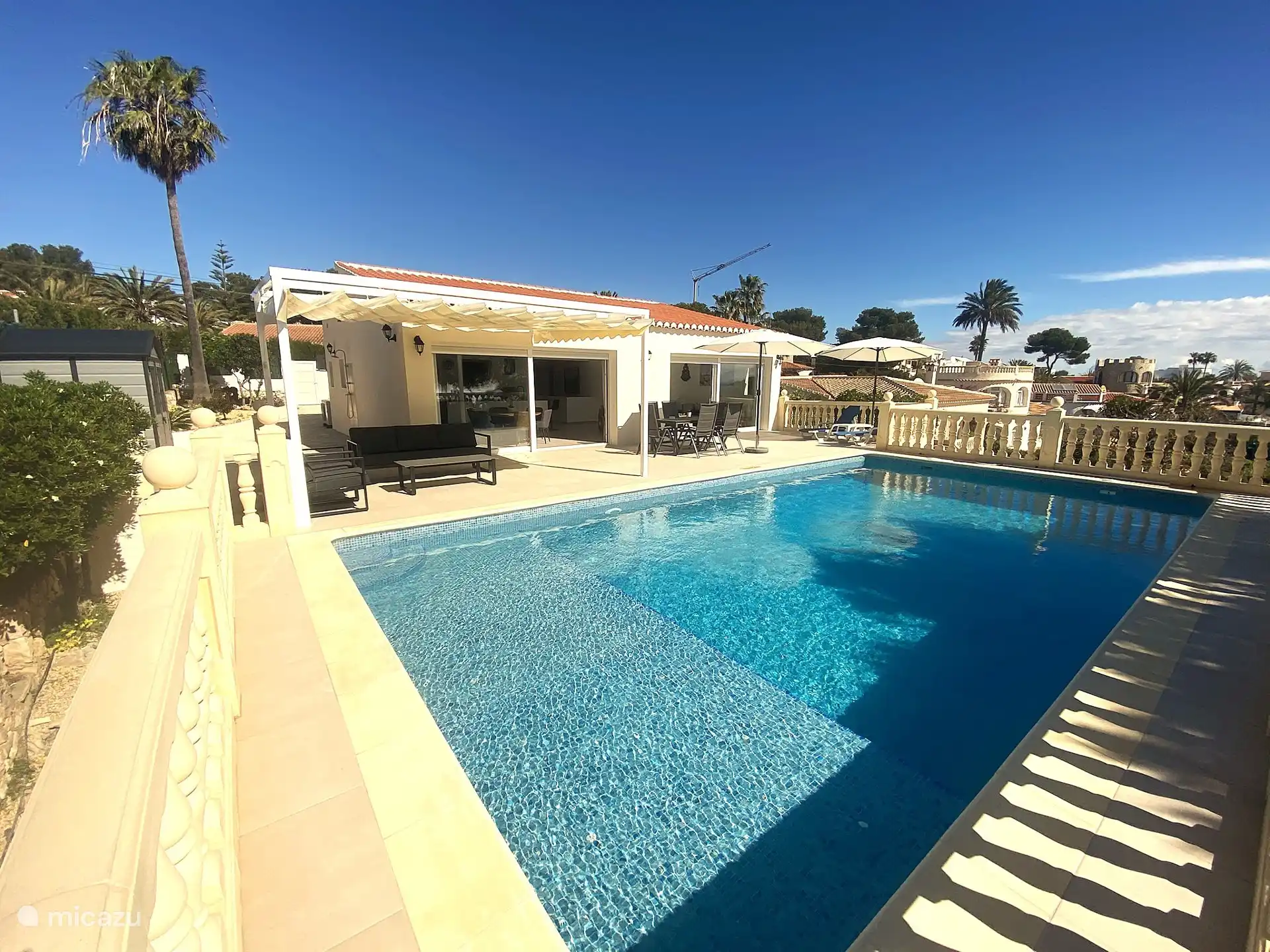 Schöne, geräumige Terrasse mit Lounge-Set, Sonnenliegen und großem Schiebetuch. Legen Sie sich hin und spielen, schwimmen und entspannen Sie sich im Whirlpool.