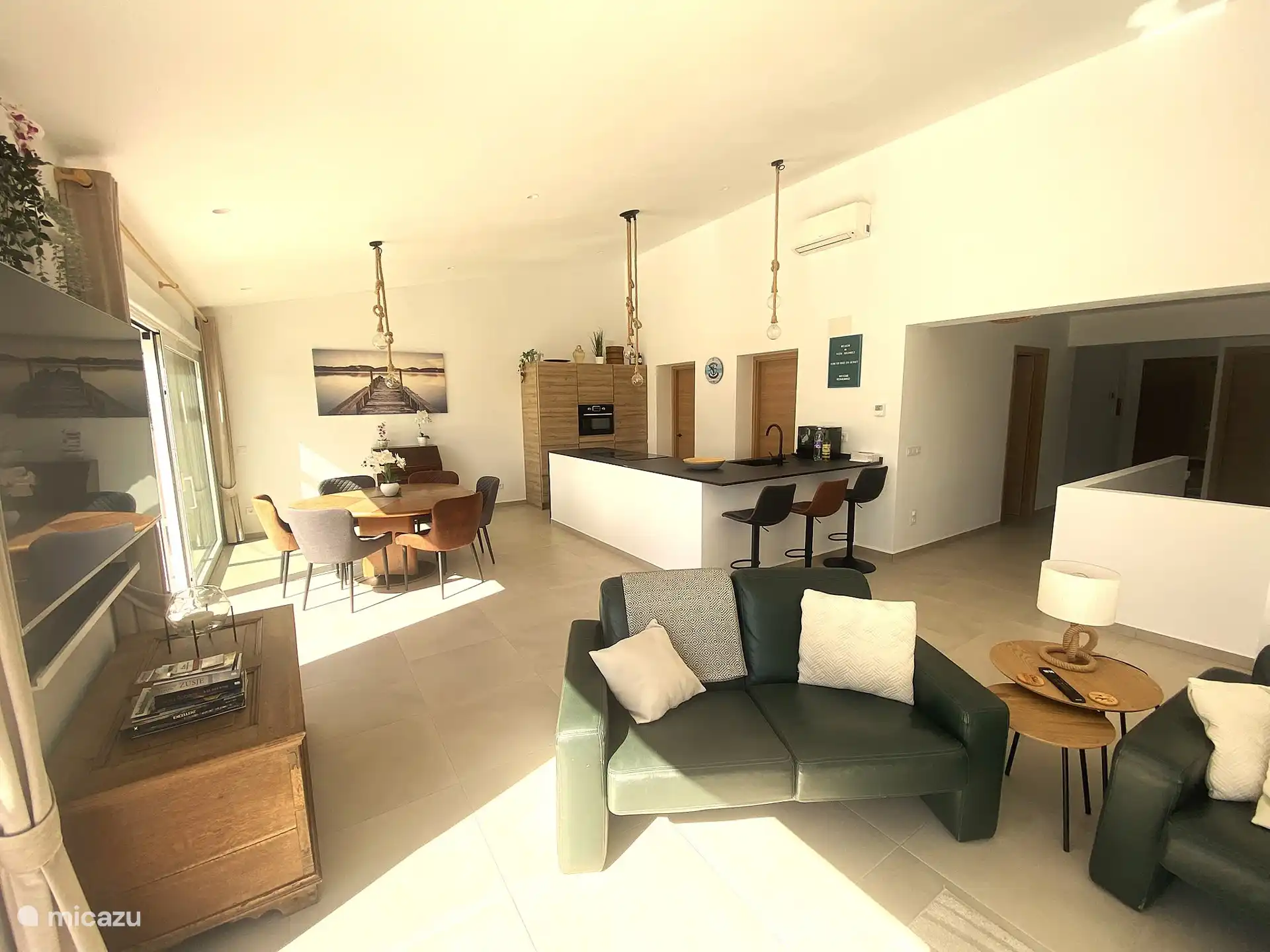 Sehr geräumiges und helles Wohnzimmer mit offener Küche und gemütlicher Sitzecke mit Smart-TV (inkl. aller NL-Kanäle), Netflix und Soundbar.