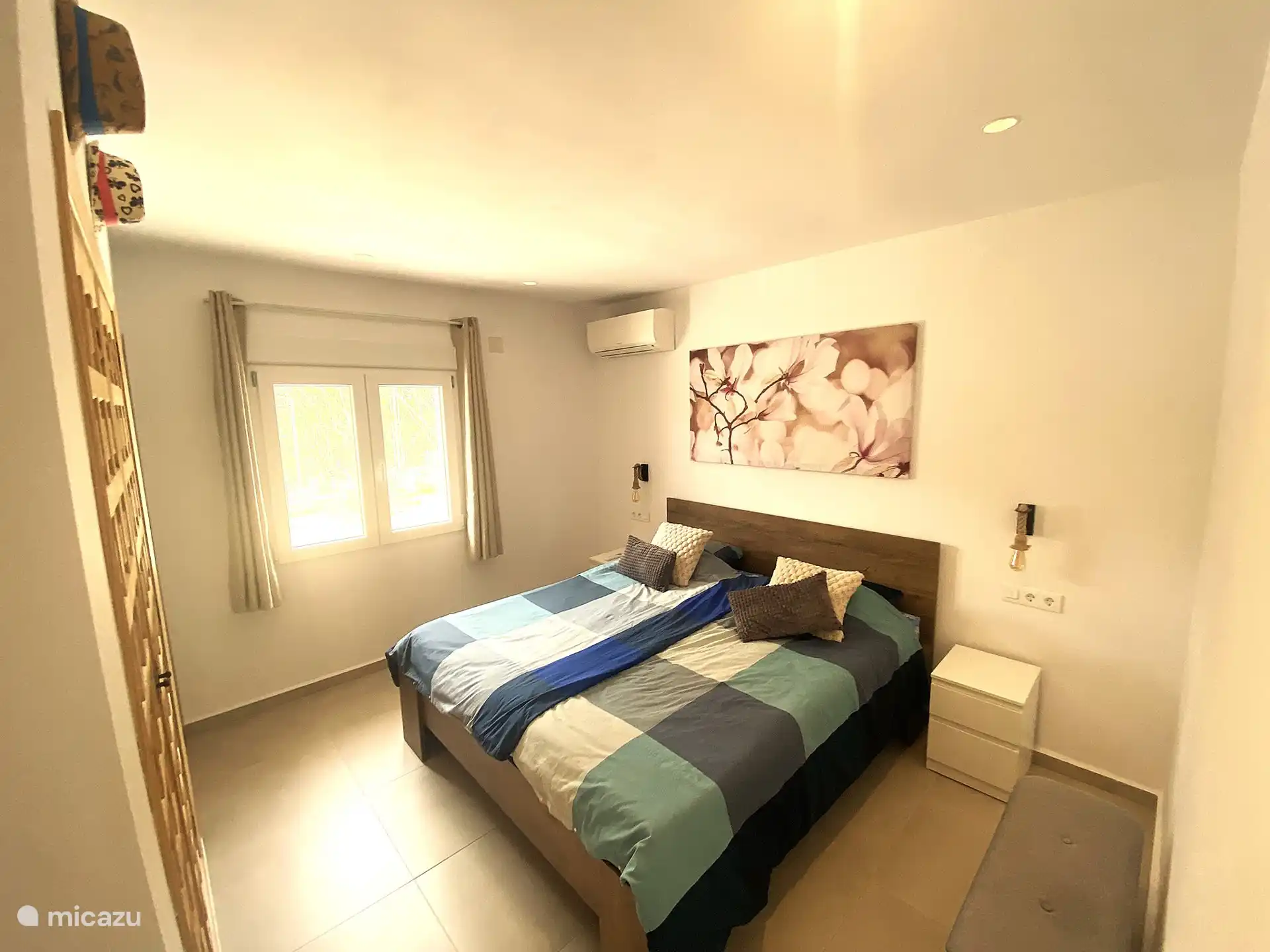 Schlafzimmer 2: mit eigenem Bad. Ausgestattet mit einem geräumigen, bequemen Bett, Daikin-Klimaanlage (kalt/warm) und viel Stauraum.