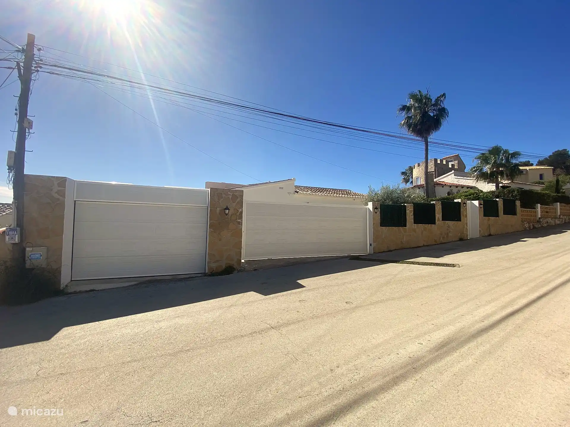Blick von der Straße. Parkplatz für 2 Autos vor Ort unter Verschluss und Schlüssel.