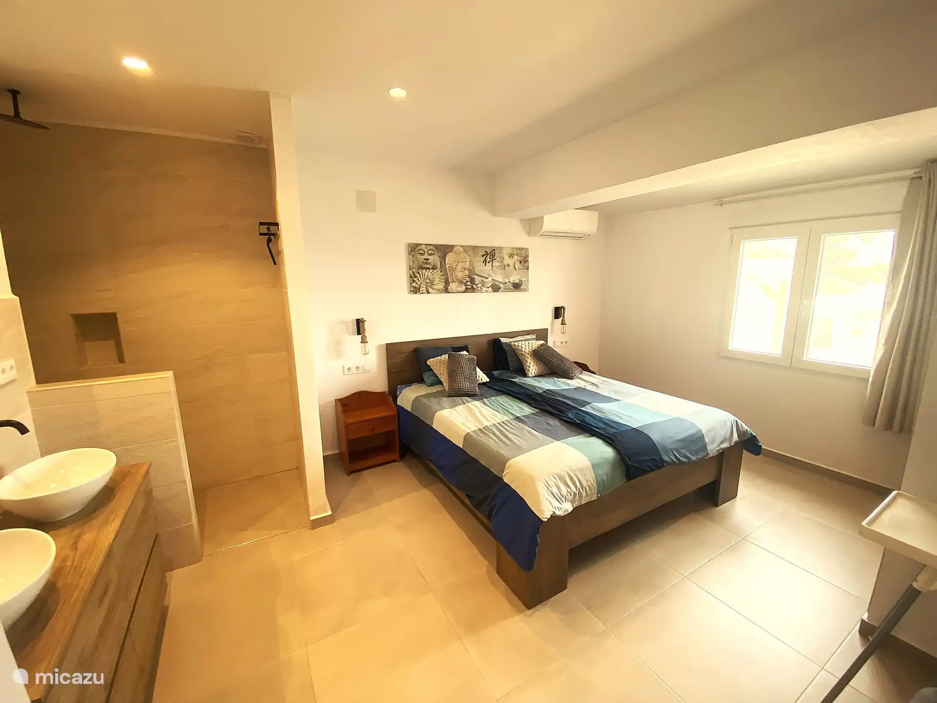 Waschküche 3: mit eigenem Bad. Ausgestattet mit einem geräumigen, bequemen Bett, Daikin-Klimaanlage (kalt/warm) und viel Stauraum.