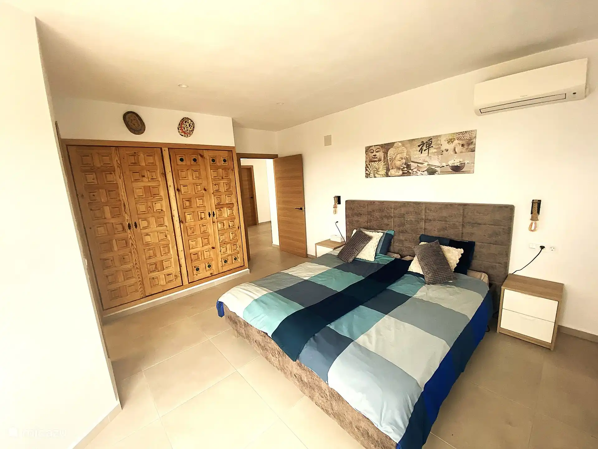 Geräumiges Hauptschlafzimmer mit geräumigem elektrischem Boxspringbett (90x210 cm). Natürlich mit ausreichend Stauraum.