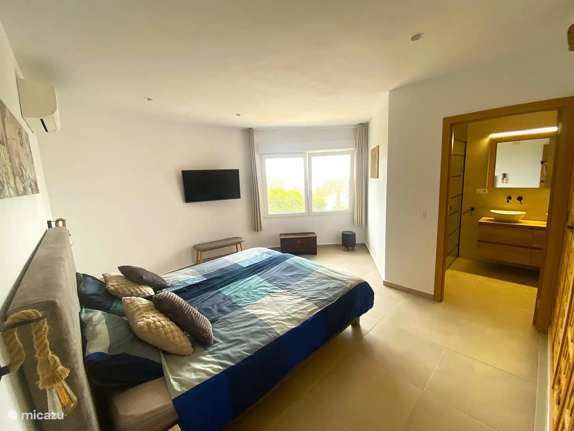 Geräumiges Hauptschlafzimmer mit elektrischer Boxspring-Klimaanlage (kalt/warm), Smart-TV mit Chromschrank und eigenem Bad mit Regendusche, Doppelwaschbecken und WC.