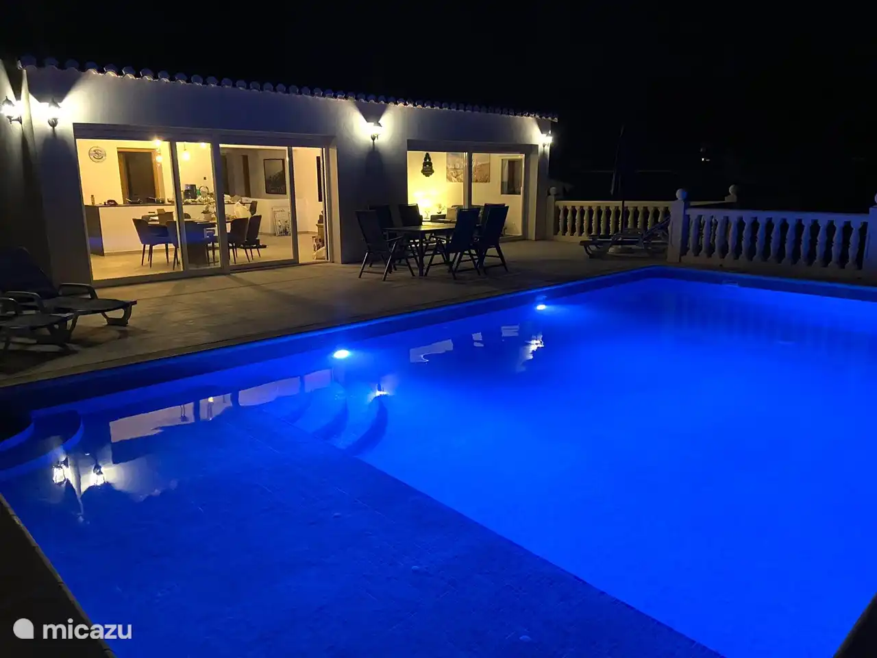 Auch abends eine perfekte Atmosphäre im Pool.