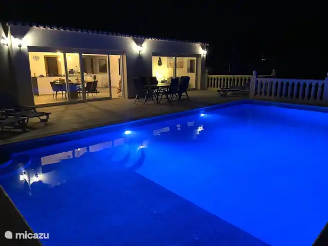 Vista Solvarez avec des VUES PARFAITES SUR LA MER | Espagne, Costa Blanca, Jávea - villa Egalement une ambiance parfaite au bord de la piscine le soir.