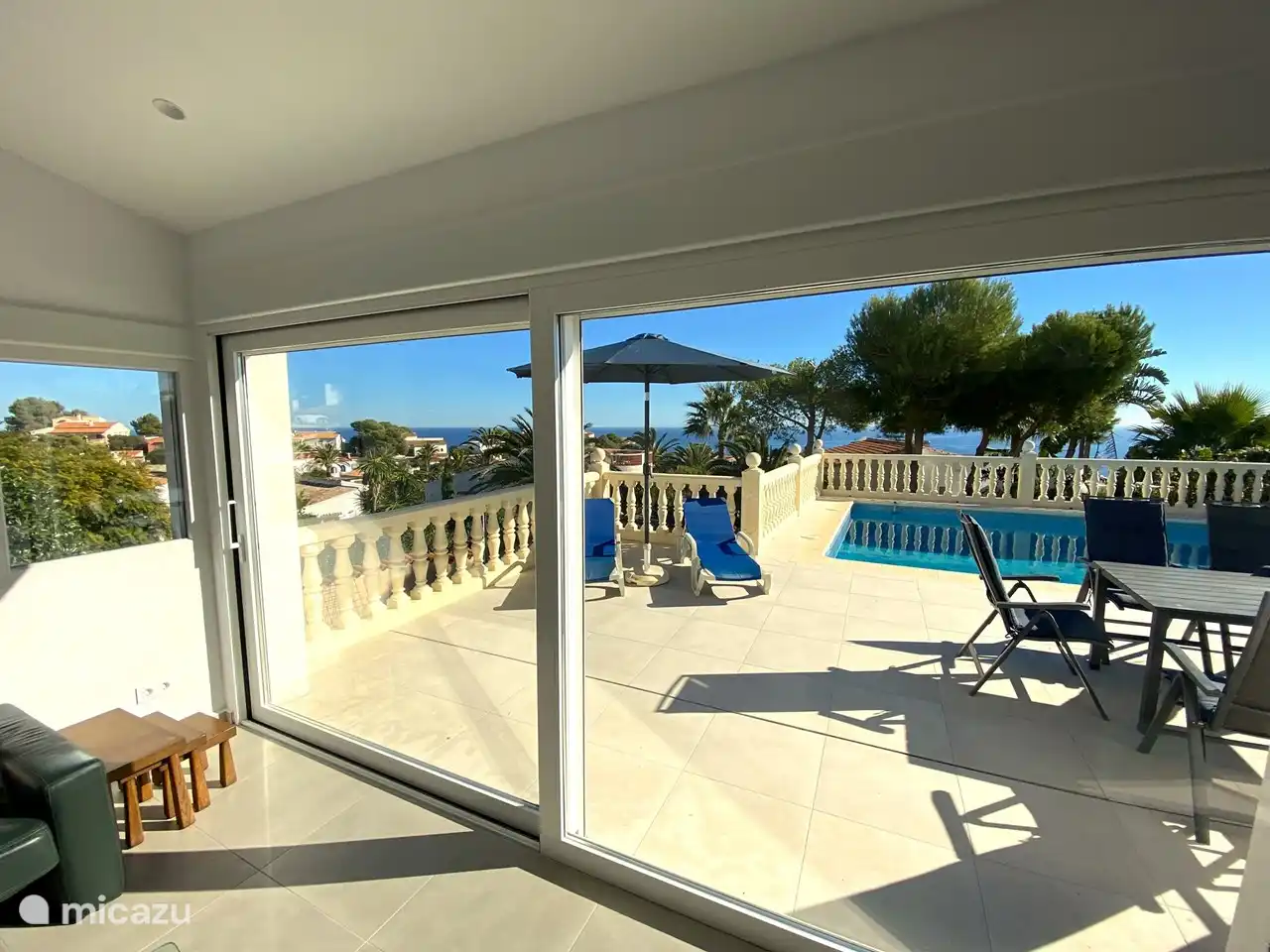 Auch im Winter (Foto von Dez. 2023) kann man im Inneren den Blick auf das Mittelmeer genießen.