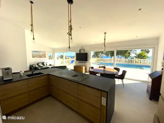 Vista Solvarez avec des VUES PARFAITES SUR LA MER | Espagne, Costa Blanca, Jávea - villa Cuisine ouverte très spacieuse avec bar et vue sur le salon et la salle à manger avec 2 grandes portes coulissantes. De cette façon, vous avez une vue directe sur la terrasse et la piscine, ce qui vous permet de garder un œil sur vos enfants.