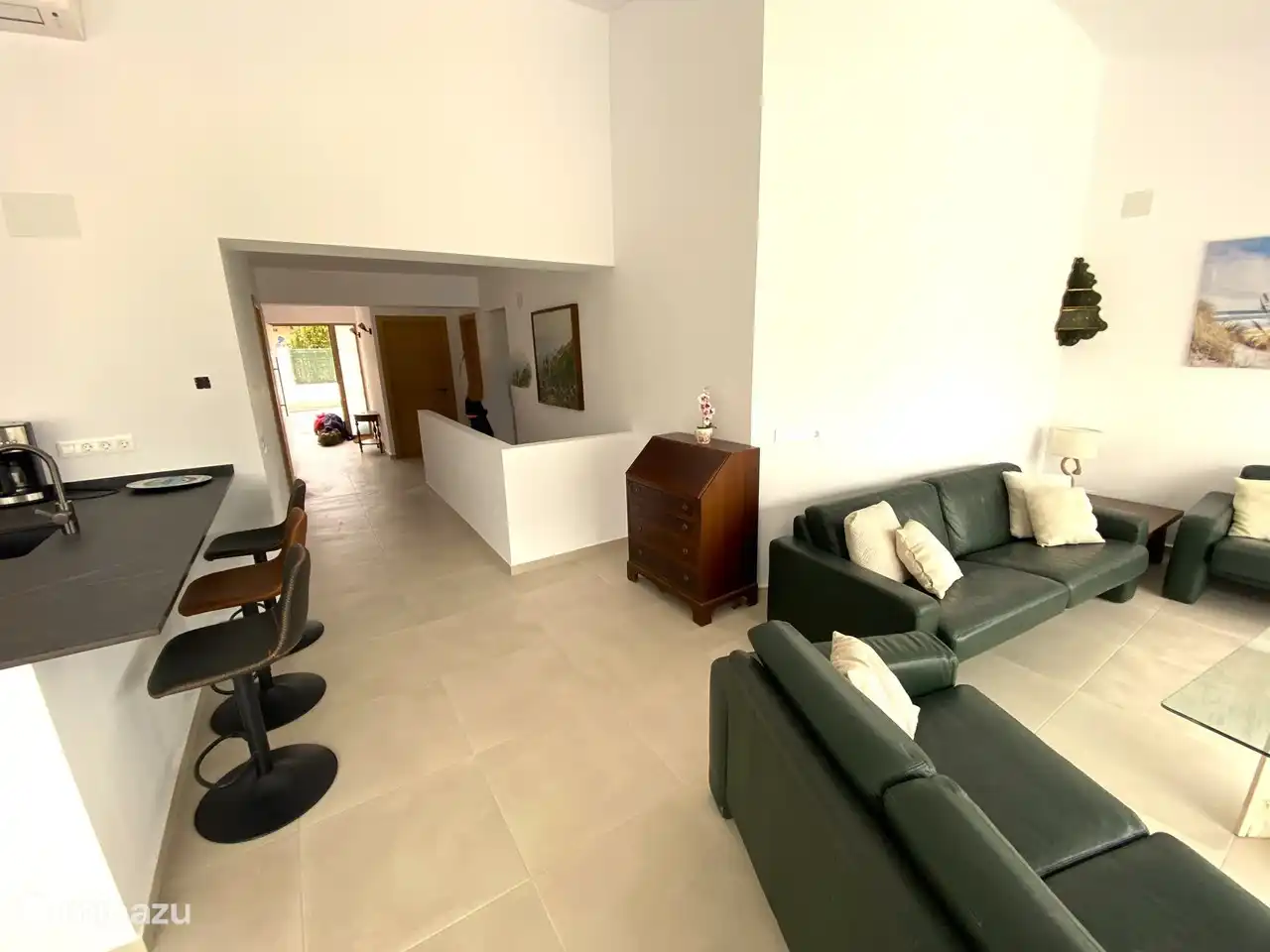 Blick auf den Flur und die Eingangstür mit den 3 Schlafzimmern mit eigenem Bad links und rechts.