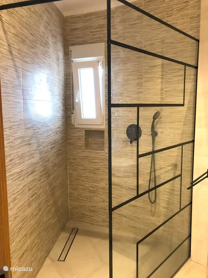 Sehr geräumige begehbare Regendusche (Hauptschlafzimmer).