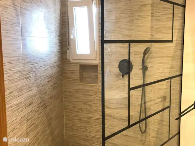 Vista Solvarez avec des VUES PARFAITES SUR LA MER | Espagne, Costa Blanca, Jávea - villa Douche à effet pluie à l'italienne très spacieuse (Chambre principale).