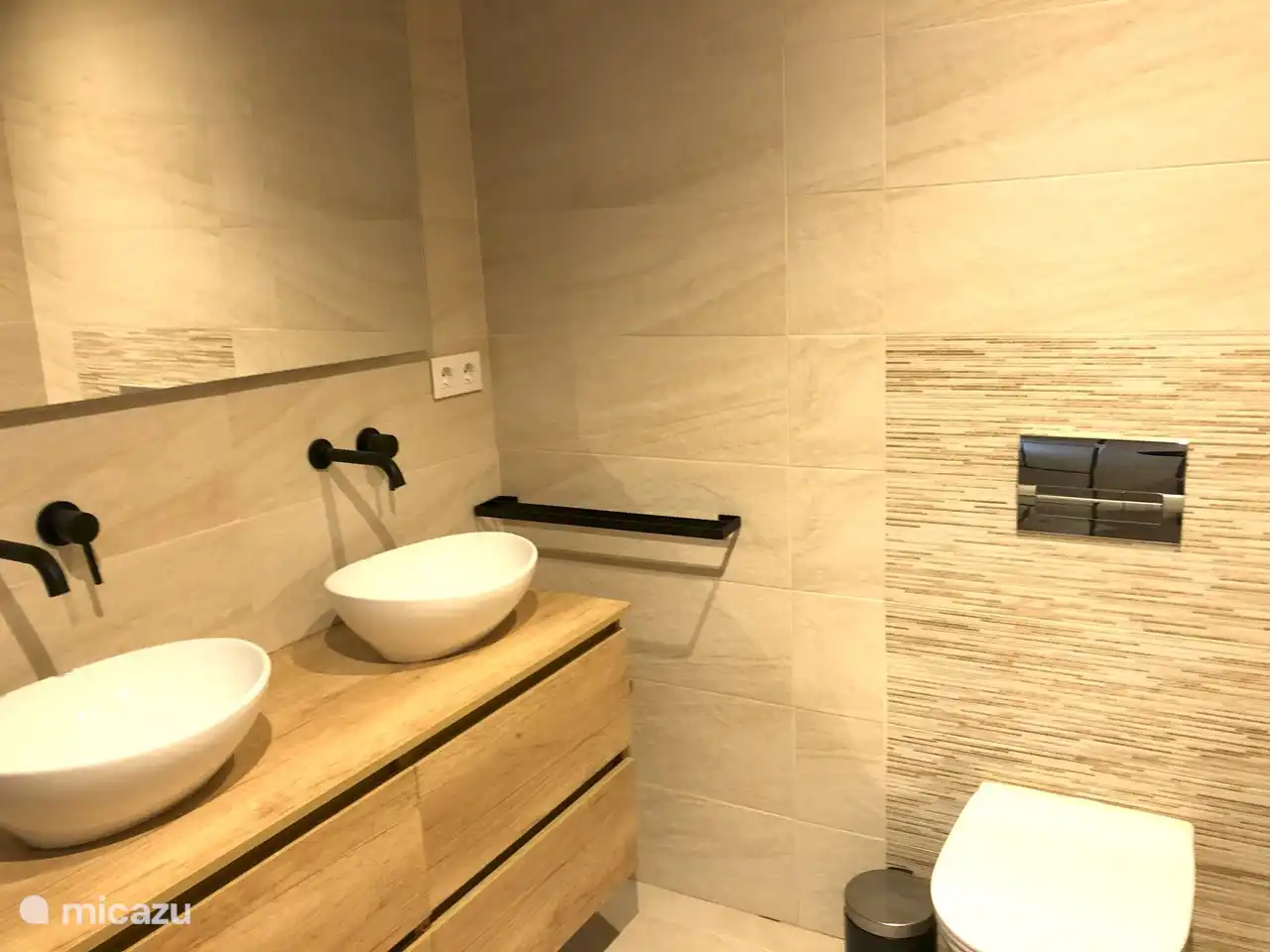 Doppelwaschbecken mit Toilette (Hauptschlafzimmer).