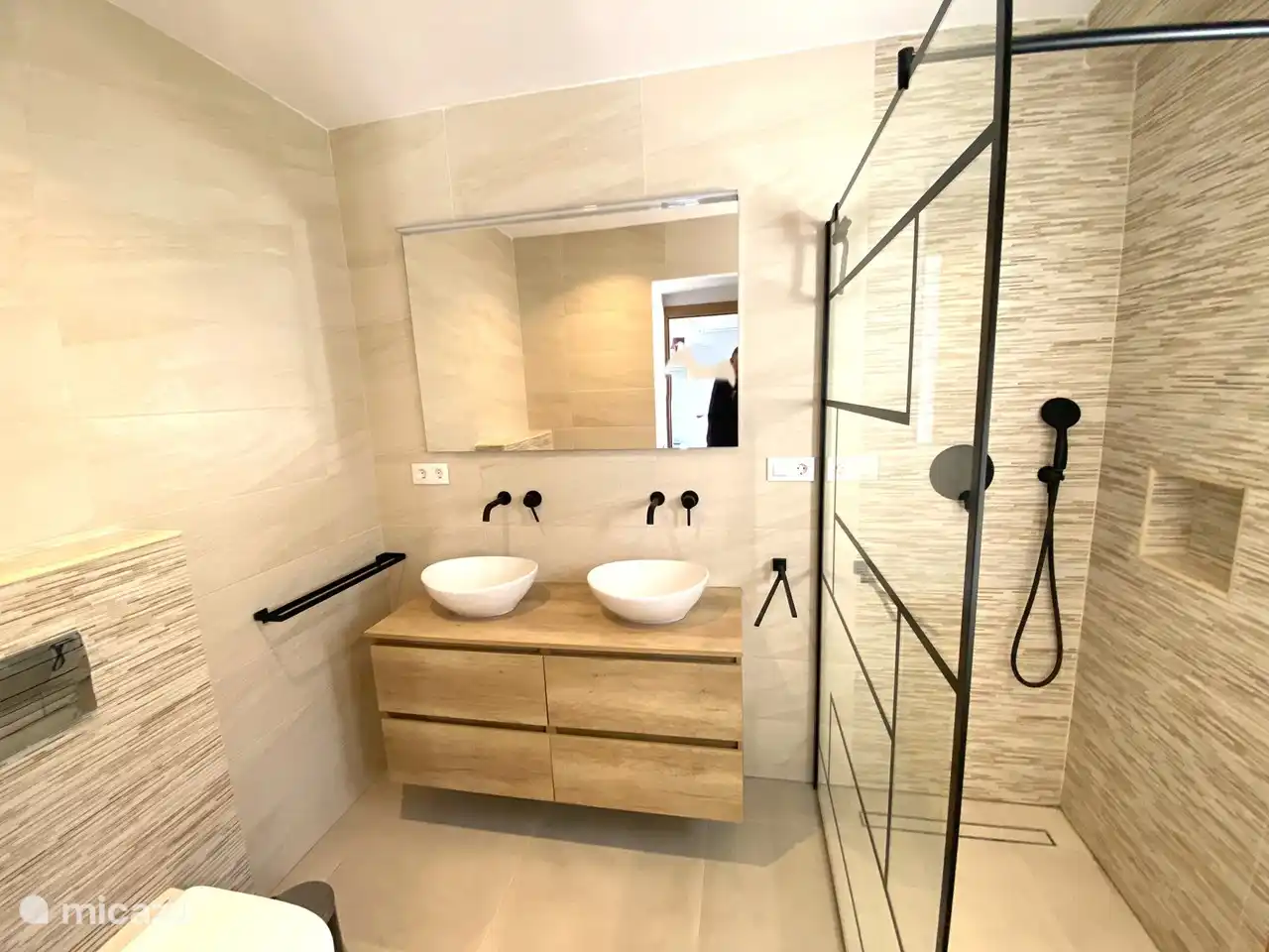 Eigenes Badezimmer (in Schlafzimmer 2) mit Doppelwaschbecken, begehbarer Regendusche und Toilette.