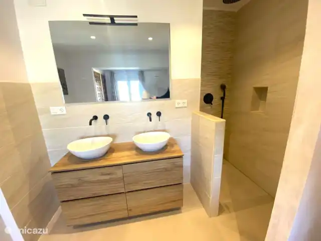 Vista Solvarez avec des VUES PARFAITES SUR LA MER | Espagne, Costa Blanca, Jávea - villa Salle de bain attenante (dans la chambre 3) avec double vasque, douche à l'italienne à effet pluie.