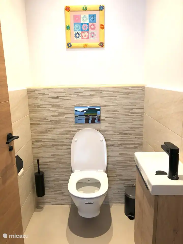 Separates Gäste-WC.