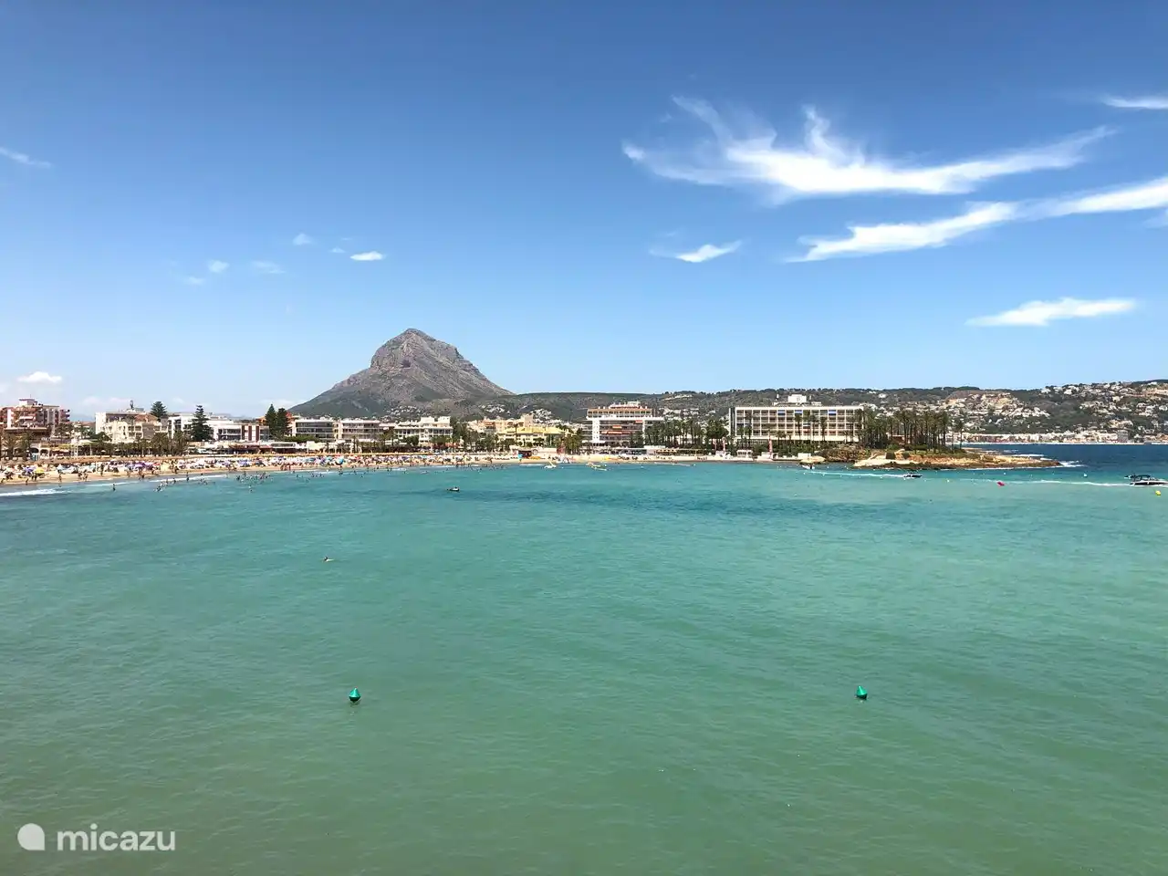 Die Bucht von Javea mit einem der Boulevards (Playa Arenal) und natürlich dem berühmten Berg Montgo. Hier können Sie auf Wunsch die ganze Nacht bleiben und die verschiedenen Tapas und Cocktails genießen.