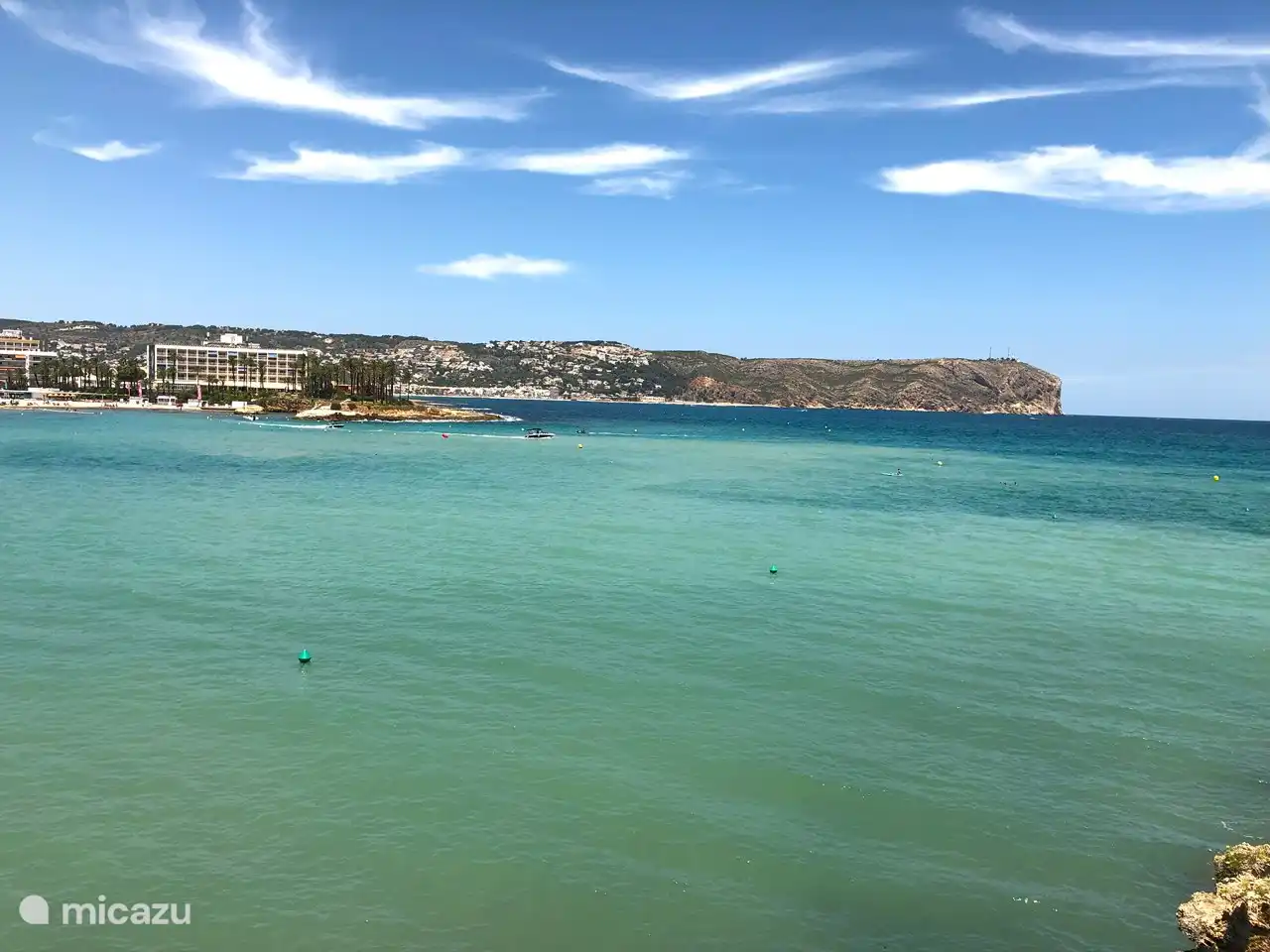 In der Ferne der Hafen von Javea mit eigenem Boulevard und der Bergrücken zwischen Javea und Denia. TIPP: Fahren Sie bis zum Leuchtturm und sehen Sie sich Javea mit der wunderschönen Küste nach Benidorm an.