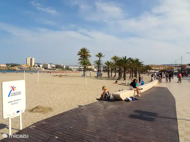 Vista Solvarez avec des VUES PARFAITES SUR LA MER | Espagne, Costa Blanca, Jávea - villa Il y a toujours de la place sur la grande plage de sable adaptée aux enfants pour se détendre ou jouer une partie de beach-volley. Vous y trouverez également de nombreux équipements de jeux, des pédalos, des palmiers.