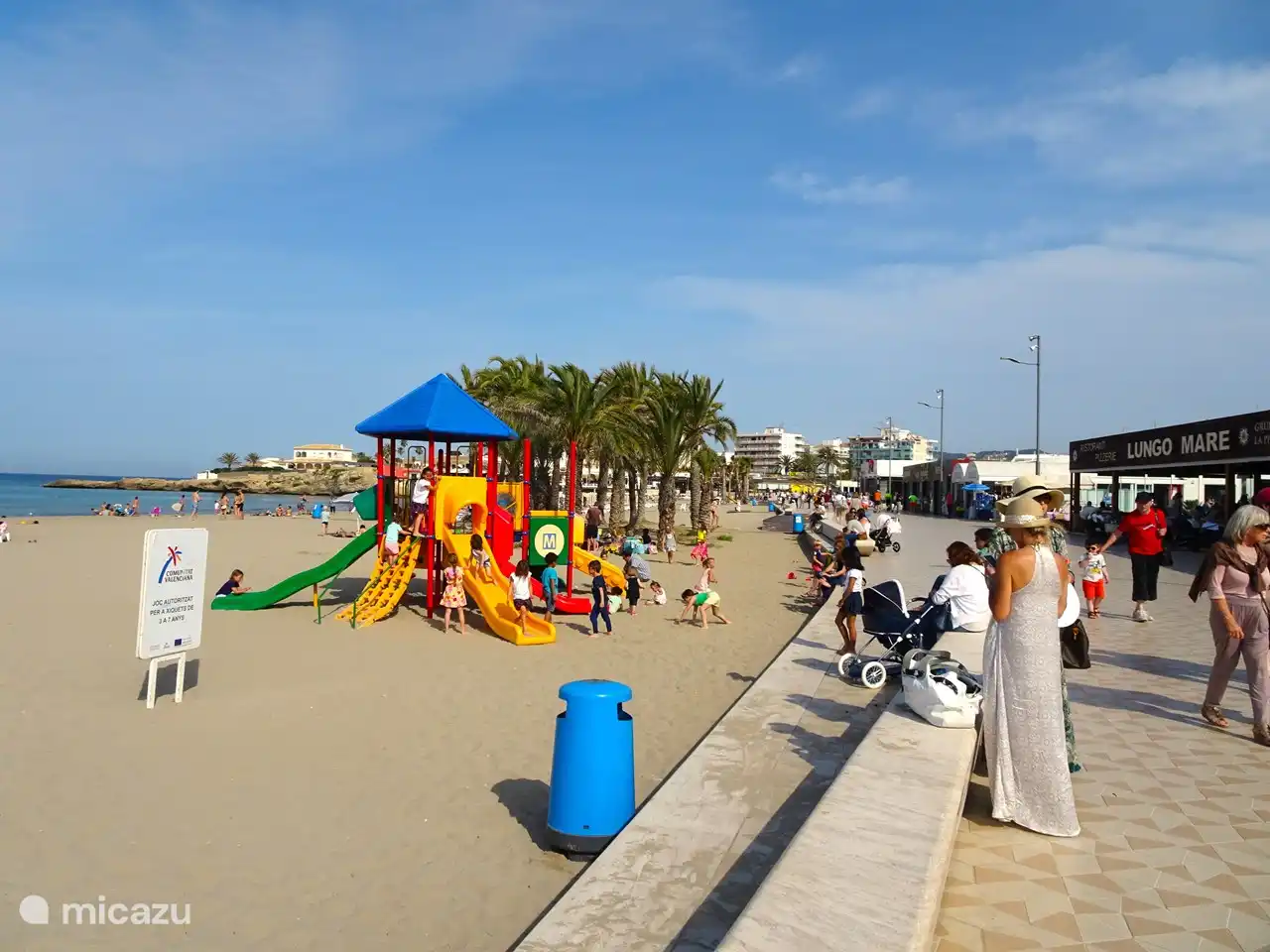 Geräumiger und gepflegter Boulevard mit gemütlichen Terrassen, Bars, Restaurants und Tanzmöglichkeiten bei Nacht. 
