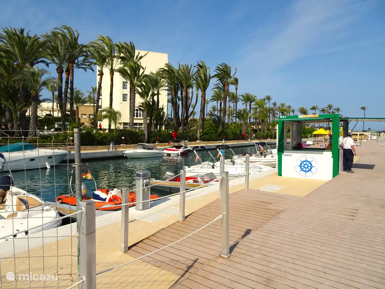 Möchten Sie einen wunderschönen Tag auf einem Motorboot verbringen (auch ohne Bootsführerschein)? Am großen Sandstrand von Javea ist alles möglich!