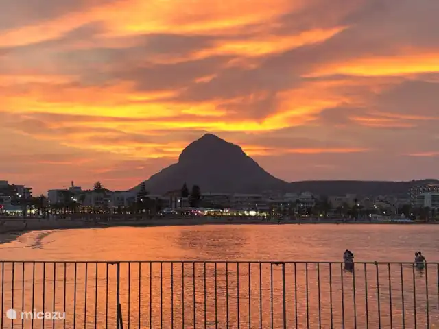 Vista Solvarez avec des VUES PARFAITES SUR LA MER | Espagne, Costa Blanca, Jávea - villa Buenas noches desde Aqua (société Javea) et dégustez ce vin espagnol.