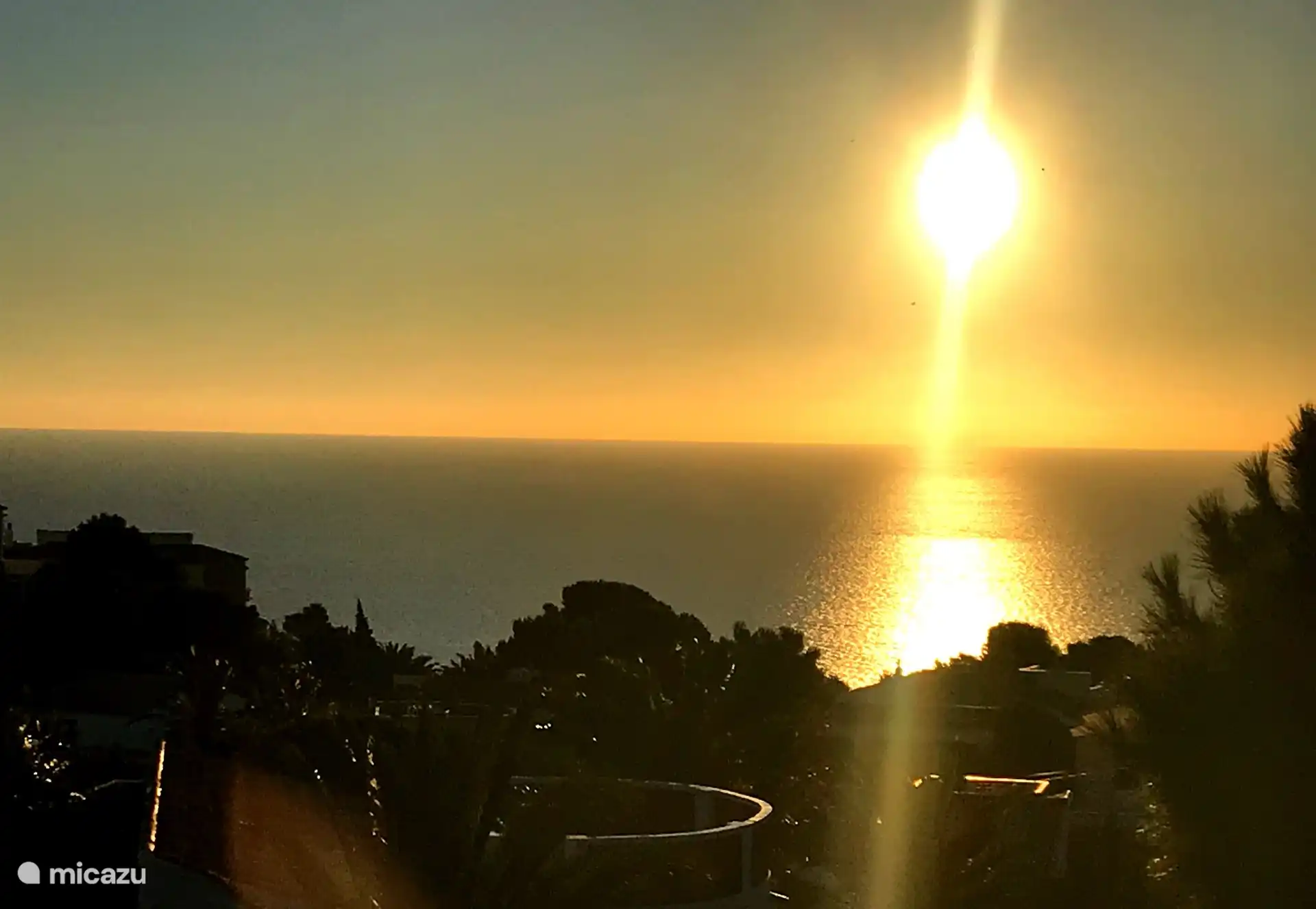 Blick am Morgen mit der aufgehenden Sonne.