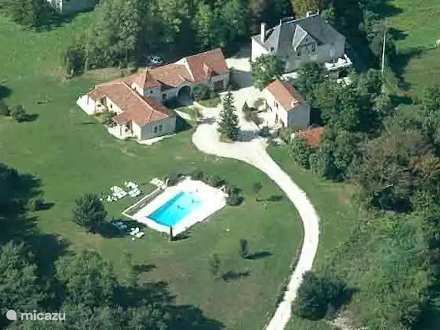 Location de Vacances France, Dordogne, Degagnac, maison de vacances - La Chouette Le Domaine La Cabane est un petit domaine dans la région Dordogne/Lot avec 3 maisons de vacances luxueuses et spacieuses pour 4, 5 et 6 personnes. Il y a une grande piscine sans chlore avec des chaises longues pour se détendre et profiter de la belle nature et de la tranquillité.