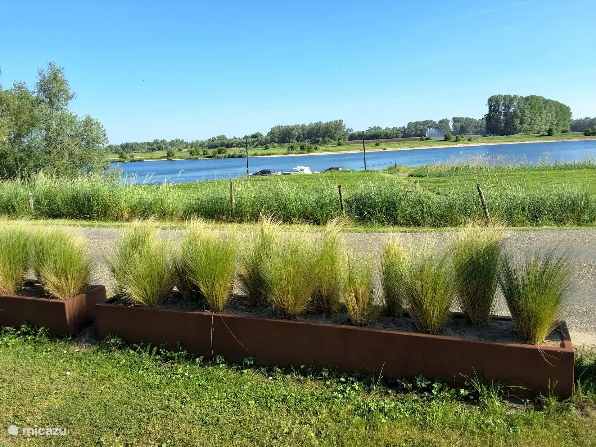 Das. Ohrengarten mit Blick auf das Wasser