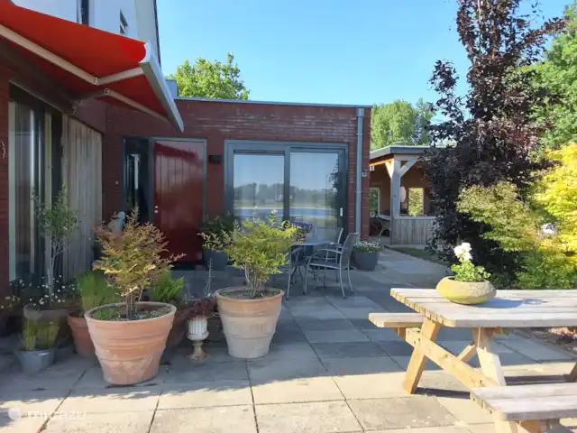 Location de Vacances Pays-Bas, Utrecht, Wijk bij Duurstede, maison de vacances - Lieu unique sur l'eau Belle terrasse accessible par le salon, la porte d’entrée et la chambre
