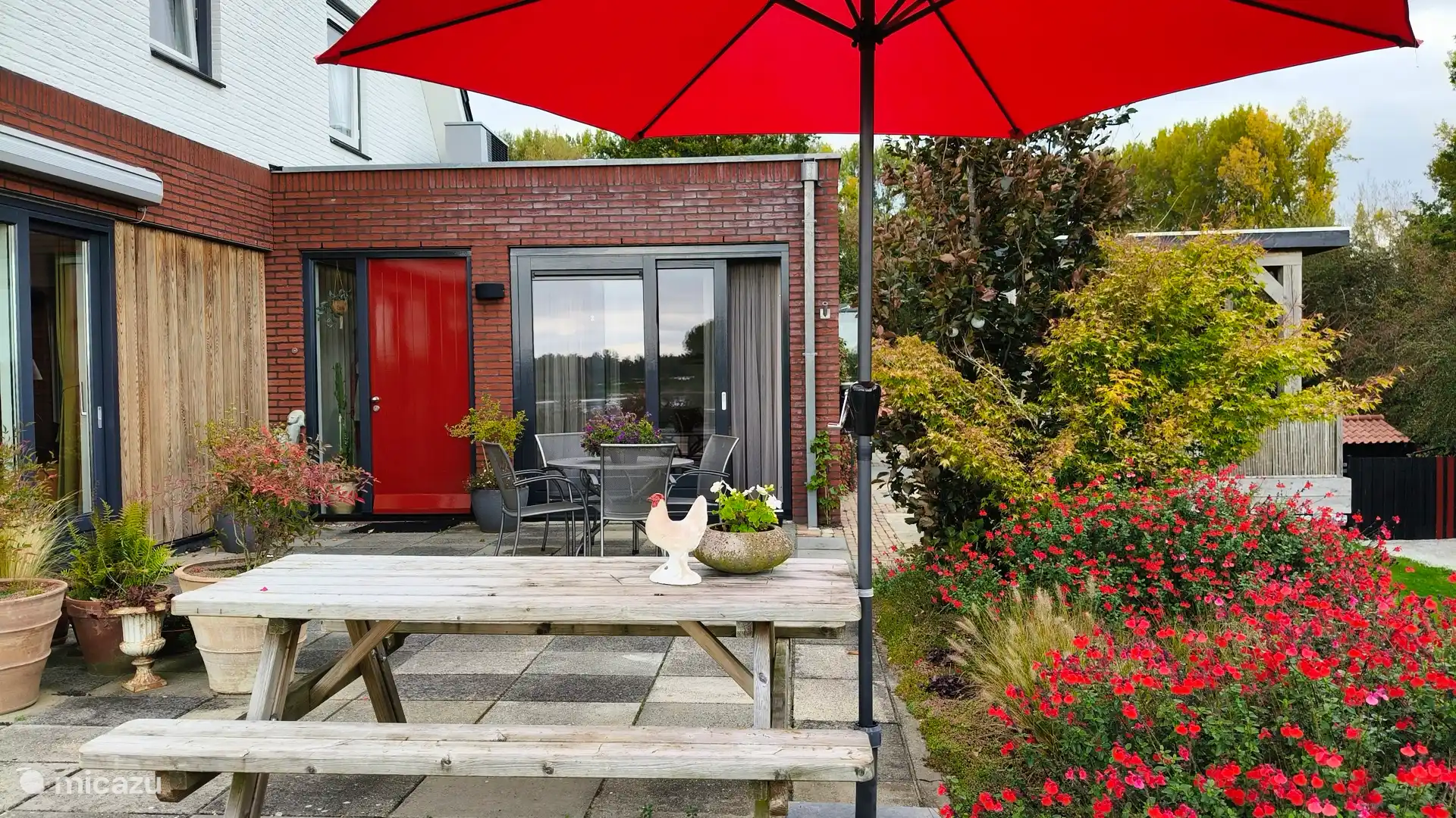 Schöne sonnige Südterrasse an der Vorderseite