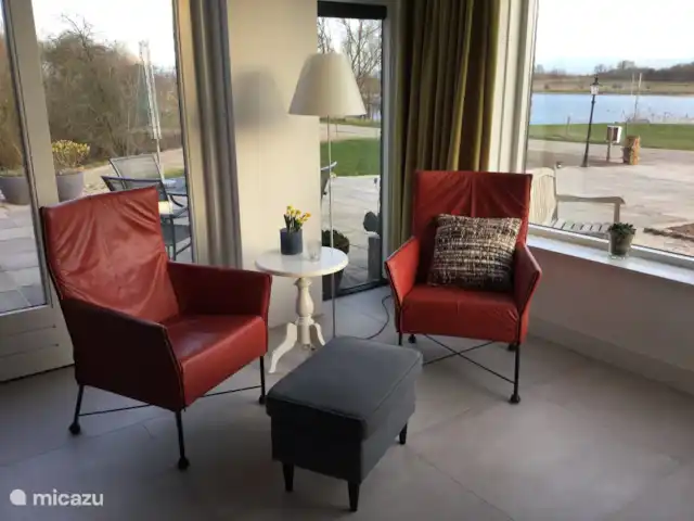 Location de Vacances Pays-Bas, Utrecht, Wijk bij Duurstede, maison de vacances - Lieu unique sur l'eau La véranda avec des portes coulissantes à la terrasse sur le côté.