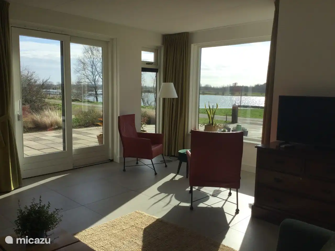 Vom Wintergarten haben Sie einen Blick auf 3 Seiten. Ein schöner Ort zum Entspannen.