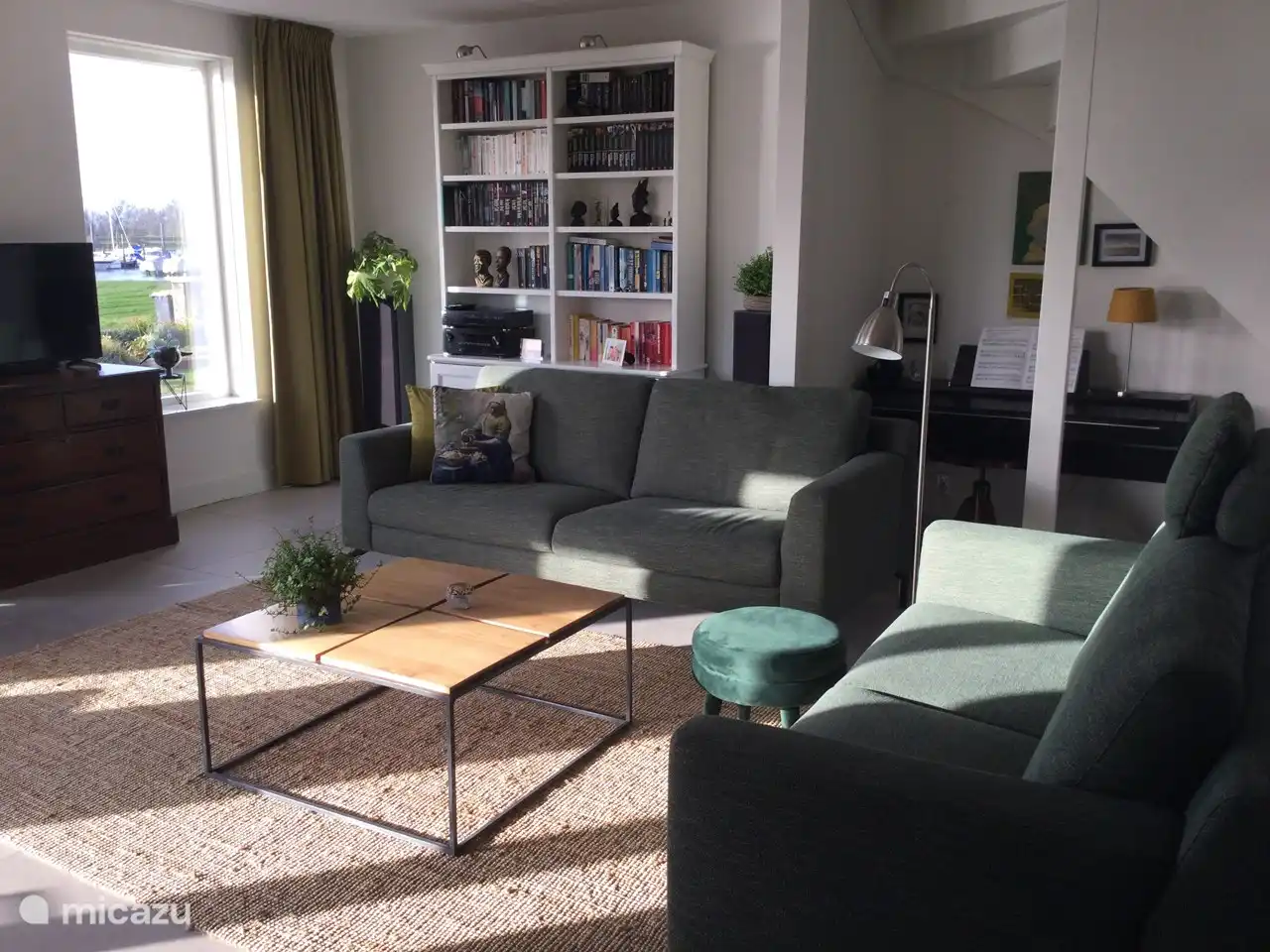 Seit 2021 haben wir 2 neue Sofas gekauft. Ein 2 und 3 Sitzer. So können Sie bequem über das Wasser blicken und die Aussicht genießen