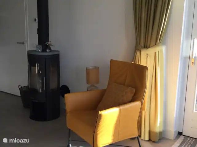 Location de Vacances Pays-Bas, Utrecht, Wijk bij Duurstede, maison de vacances - Lieu unique sur l'eau Le poêle à bois a une place prépondérante dans la maison. Celui-ci n'est utilisé qu'en hiver.