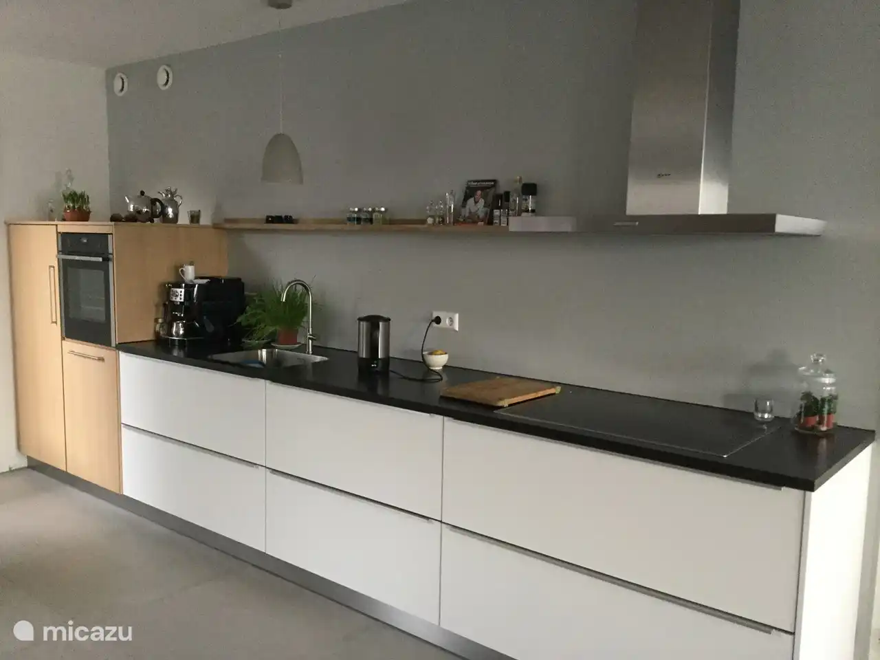 Diese moderne offene Küche verfügt über einen Kühlschrank, einen Backofen, einen Wasserkocher, eine Kaffeemaschine, eine Dunstabzugshaube und ein Induktionskochfeld. Im Hauswirtschaftsraum steht Ihnen eine Gefriertruhe mit 3 Schubladen zur Verfügung.