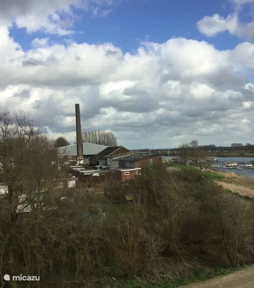 Blick aus dem Seitenfenster des 1. Schlafzimmers