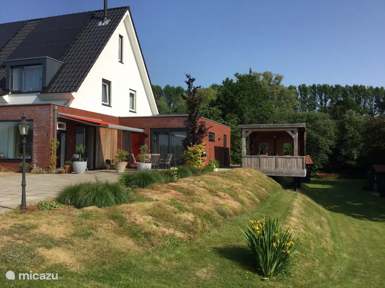 Ein schönes Ferienhaus, alles beginnt mit einer schönen Veranda mit Blick auf das Wasser