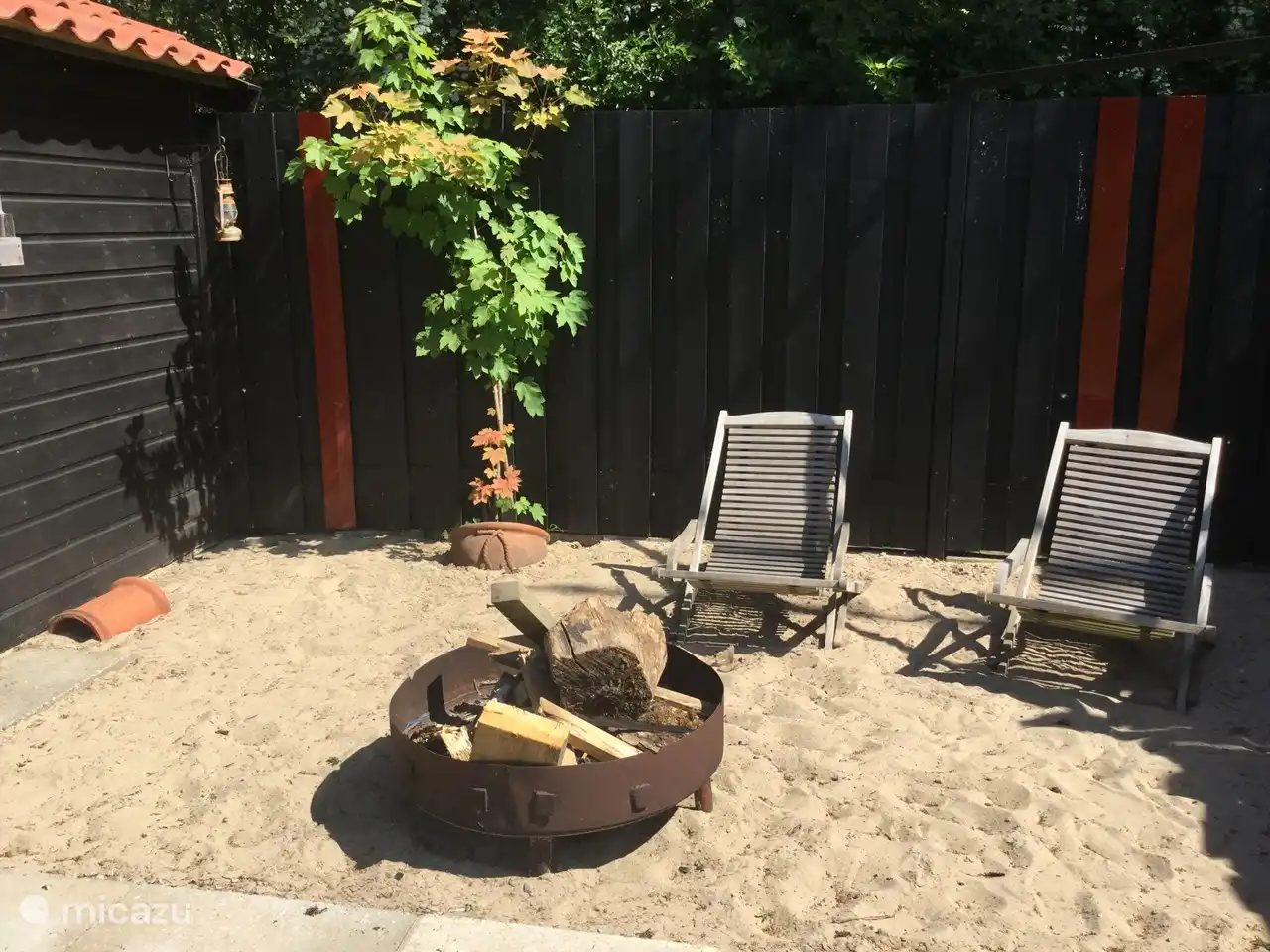 Privatstrand im Garten mit schöner Nachmittagssonne