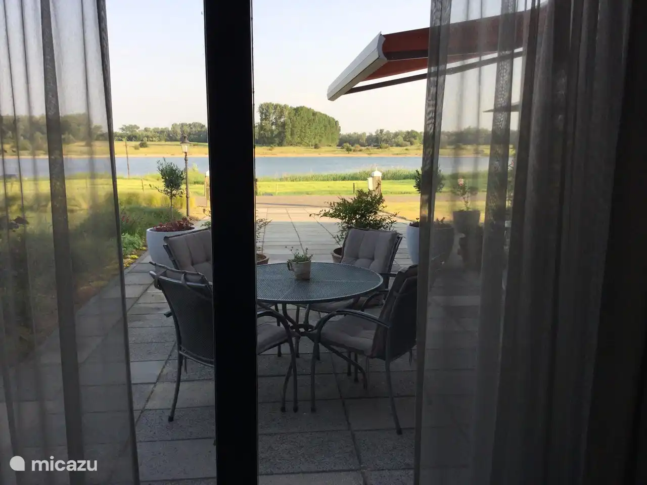 Wer möchte nicht so wunderbar im Erdgeschoss mit dieser wunderschönen Aussicht aufwachen